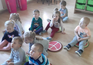 Dzieci oglądają prezentację na temat praw dziecka.